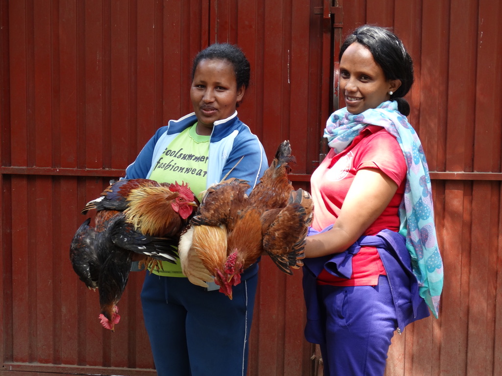 Zwei Frauen mit Hühnern